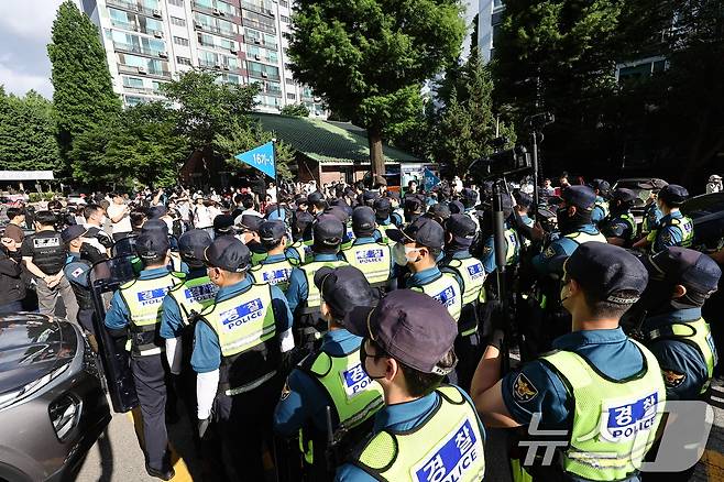 5일 '투표용지 부족' 사태가 발생한 서울 송파구 잠실7동 제2투표소 앞에서 집회 참가자들이 투표함 반출을 막기 위해 경찰들과 대치하고 있다. 2026.6.5 ⓒ 뉴스1 김도우 기자