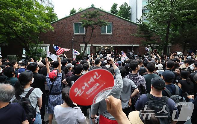 제9회 전국동시지방선거 이튿날인 지난 4일 오후 투표함 이송이 지연되고 있는 서울 송파구 잠실7동 제2투표소에서 보수 성향 유튜버와 시민들이 '부정선거 무효'를 주장하며 입구를 봉쇄하고 있다. 2026.6.4 ⓒ 뉴스1 오대일 기자