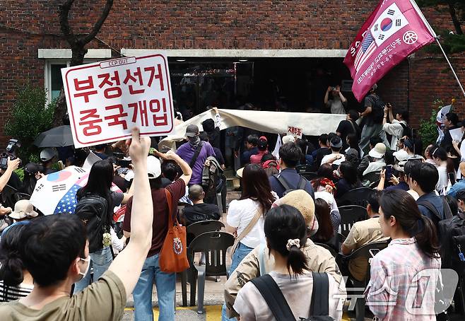 지난 4일 제9회 전국동시지방선거 및 국회의원 재·보궐선거 투표함 이송이 지연되고 있는 서울 송파구 잠실7동 제2투표소에서 시위대와 일부 주민들이 부정선거를 외치며 입구를 봉쇄하고 있다. 2026.6.4 ⓒ 뉴스1 김민지 기자