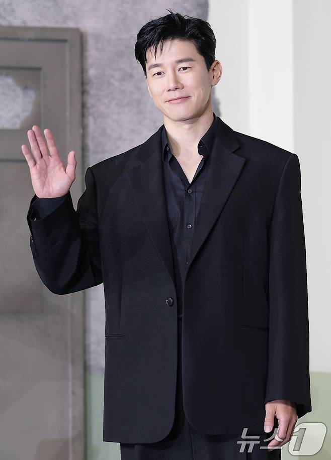 배우 김무열이 5일 서울 중구 앰배서더 서울 풀만 호텔에서 열린 넷플릭스 시리즈 '참교육'(감독 홍종찬) 제작발표회에서 포즈를 취하고 있다. '참교육'은 선넘는 학생, 교사, 학부모로 인해 무너진 대한민국의 교권과 교육현장을 지키기 위해 창설된 교권보호국의 통쾌하고 시원한 참교육을 그린 이야기다. 2026.6.5 ⓒ 뉴스1 권현진 기자