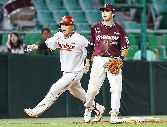 SSG 전의산이 4일 인천SSG랜더스필드에서 열린 2026 KBO리그 키움전에서 동점 2루타를 친 뒤 홈으로 질주하고 있다. 사진 | SSG 랜더스