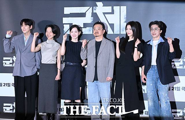 영화 '군체'가 15일 연속 박스오피스 1위를 차지하며 적수 없는 흥행 질주를 펼쳤다. 사진은 지난 4월 서울 용산구 CGV 용산 아이파크몰에서 열린 영화 '군체’'언론배급시사회 및 기자간담회에 참석해 포즈를 취하고 있는 배우 지창욱과 김신록, 신현빈, 연상호 감독, 배우 전지현, 구교환(왼쪽부터)의 모습. /서예원 기자