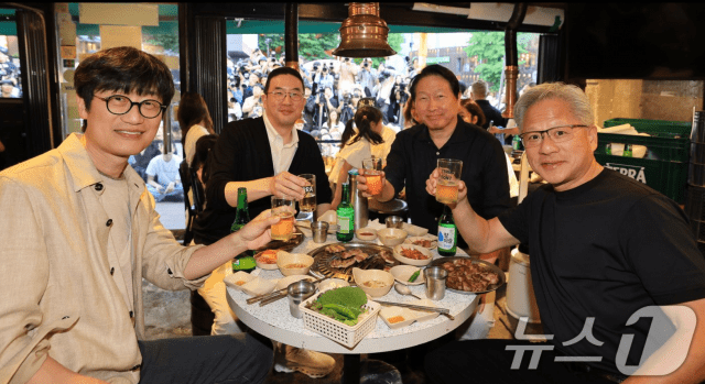 (왼쪽부터) 이해진 네이버 의장, 구광모 LG그룹 회장, 최태원 SK그룹 회장, 젠슨 황 엔비디아 최고경영자(CEO)가 5일 오후 서울 마포구 홍익대학교 인근의 삼겹살집에서 회동을 하고 있다. (사진=공동취재, 뉴스1)