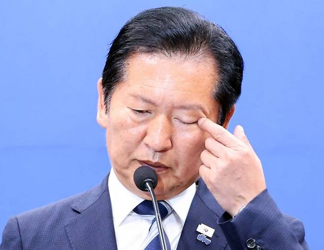 (서울=연합뉴스) 배재만 기자 = 더불어민주당 정청래 총괄상임선대위원장이 4일 국회에서 기자회견을 열던 중 눈을 만지고 있다. 2026.6.4 scoop@yna.co.kr(끝)