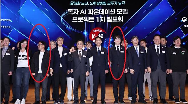 김성훈 업스테이지 대표(왼쪽 원)와 하정우 전 청와대 AI미래기획수석(오른쪽 원)이 지난해 12월 30일 서울 강남구 코엑스 오디토리움에서 열린 '국가대표 AI 모델' 발표회에서 기념촬영을 하고 있다./뉴스1
