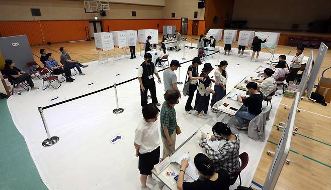 제9회 전국동시지방선거 및 국회의원 재·보궐 선거일인 3일 유권자들이 한 표를 행사하기 위해 줄 서서 기다리고 있다. /뉴스1