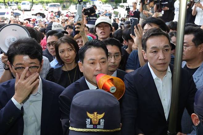 장동혁 국민의힘 대표 등이 5일 오전 전국동시지방선거 송파구 개표소인 서울 송파구 올림픽공원 핸드볼경기장에 항의 방문하고 있다. ⓒ 뉴시스