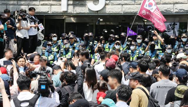 2박 3일 봉쇄 사태‘가 발생한 서울 송파구 잠실7동 제2투표소에 대한 개표가 진행 중인 가운데, 부정선거를 주장하는 시위대가 5일 개표소인 올림픽공원 핸드볼경기장 앞에서 개표 중단을 요구하고 있다. 연합뉴스.
