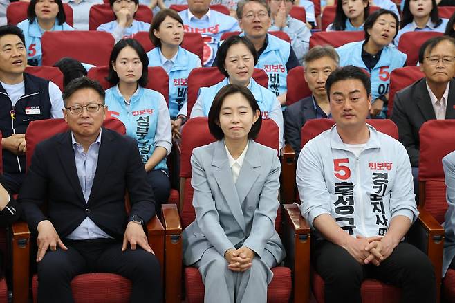 진보당 상임대표이자 경기 평택을 국회의원 재선거 후보인 김재연 대표와 홍성규 경기도지사 후보 등이 3일 국회 의원회관에 마련된 개표상황실에서 6·3 지방선거 및 국회의원 재보궐선거 출구조사 결과 발표를 지켜보고 있다. 연합뉴스