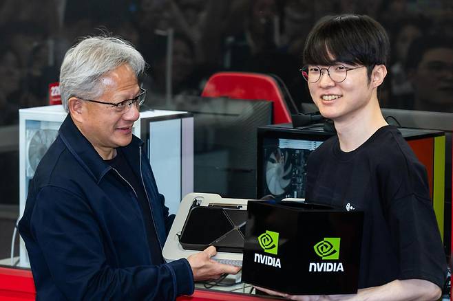 젠슨 황(왼쪽) 엔비디아 최고경영자(CEO)가 5일 서울 마포구 PC방 'T1 베이스캠프'를 방문해 페이커 이상혁 선수에게 엔비디아의 그래픽카드 '지포스 RTX 5090'을 선물하고 있다. 공동취재사진