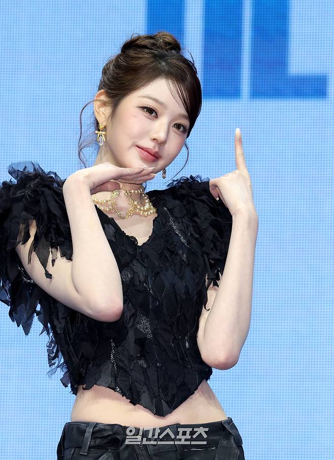 그룹 아이브 장원영이 23일 오후 서울 광진구 예스24 라이브홀에서 열린 정규 2집 '리바이브 플러스(REVIVE+)' 발매 기념 미디어 쇼케이스에서 포즈를 취하고 있다. 사진=김민규 기자 mgkim1@edaily.co.kr /2026.02.23/