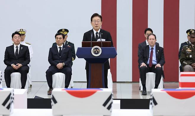 이재명 대통령이 5일 성남 서울공항에서 열린 한·미 6·25전사자 유해 상호봉환식에서 추모사를 하고 있다.연합뉴스