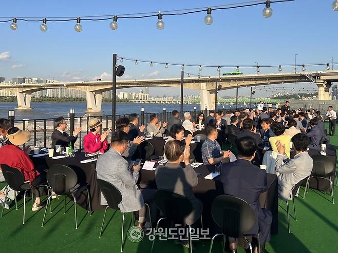 ▲ 강원 출신 재경 공직자·경제인 모임인 강원사랑회(회장 문일재)는 5일 서울 여의도 한강공원 이랜드크루즈 1터미널 루프탑에서 정기모임을 개최했다.