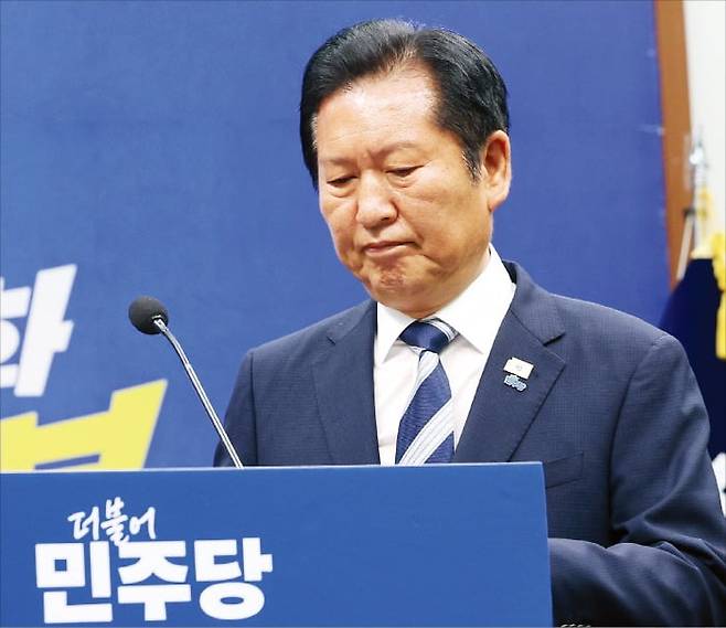 < 승리했지만… > 정청래 더불어민주당 대표가 4일 국회에서 6·3 지방선거 결과를 설명하면서 굳은 표정을 짓고 있다. /뉴스1