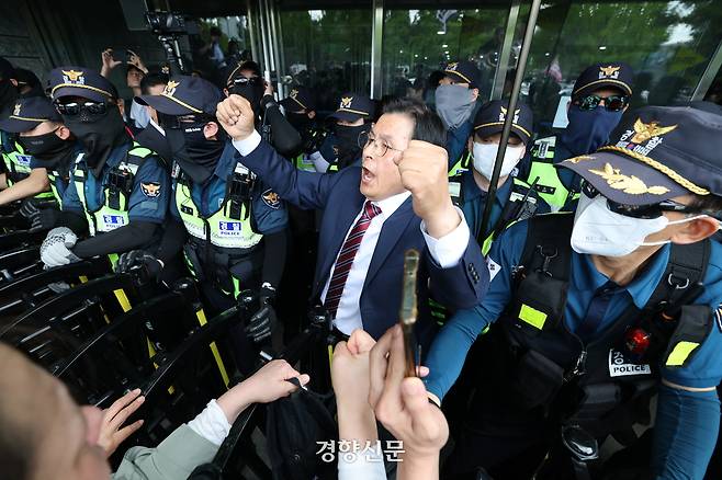 황교안 자유와혁신 대표 등 시위대가 경찰과 대치하고 있다. 권도현 기자
