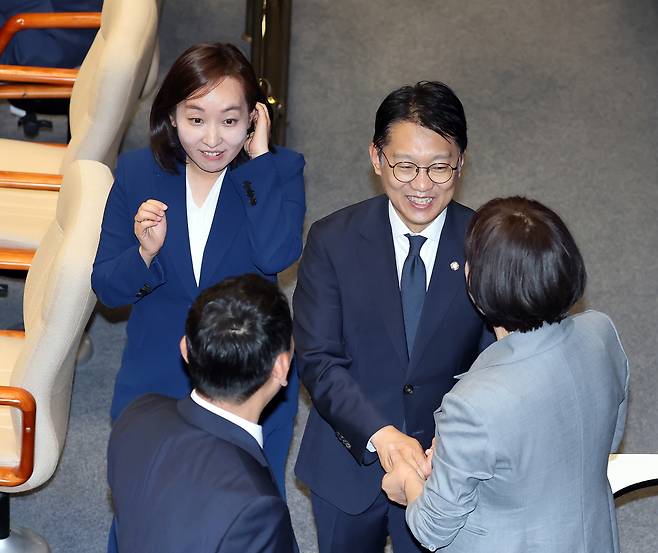 국회의원 보궐선거에서 당선된 더불어민주당 김남준 의원(오른쪽)과 전은수 의원이 5일 국회에서 열린 본회의에 참석해 동료 의원들과 인사하고 있다. 연합뉴스