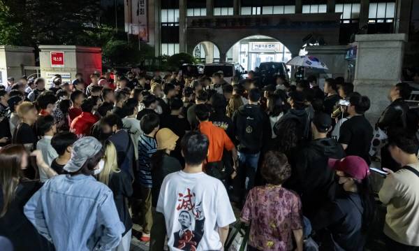 지난 4일 새벽 부산 연제구 부산시선관위 앞에 부정선거를 주장하는 시민 등 100여 명이 모여 “투표용지 부족 사태 등에 관해 관계자가 해명하라”며 항의하고 있다. / 이원준 기자windstorm@