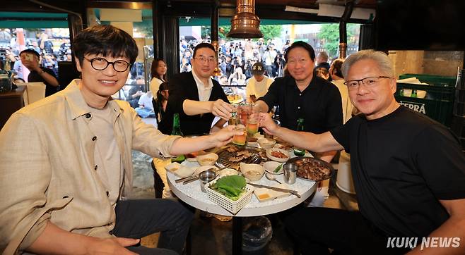 젠슨 황 엔비디아 최고경영자(CEO)가 5일 서울 마포구 서교동의 한 고깃집에서 최태원 SK회장, 구광모 LG회장, 이해진 네이버 의장과 삼겹살 회동을 하고 있다. 임은재 기자