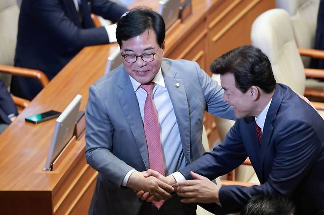 원내대표직에서 물러나겠다고 밝힌 송언석 국민의힘 의원이 5일 국회 본회의장에서 윤영석 의원과 인사를 나누고 있다. 연합뉴스