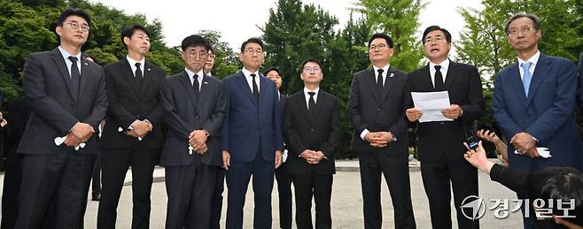 박찬대 인천시장 당선인이 제9회 전국동시지방선거에서 당선된 인천지역 더불어민주당 당선자들이 첫 공식 일정으로 4일 미추홀구 수봉공원 현충탑을 찾아 참배를 마치고 취재진에 질문에 답하고 있다. 조병석기자