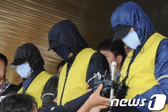 2016년 전남 신안군 한 섬마을에서 발생한 '초등학교 여교사 집단 성폭행 사건' 피의자들이 검찰 송치되는 모습. /사진=뉴스1