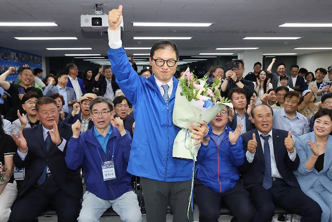 더불어민주당 김상욱 울산시장 후보가 3일 울산시 남구 자신의 선거사무소에서 당선이 확실시되자 꽃다발을 받고 환호하고 있다. 연합뉴스