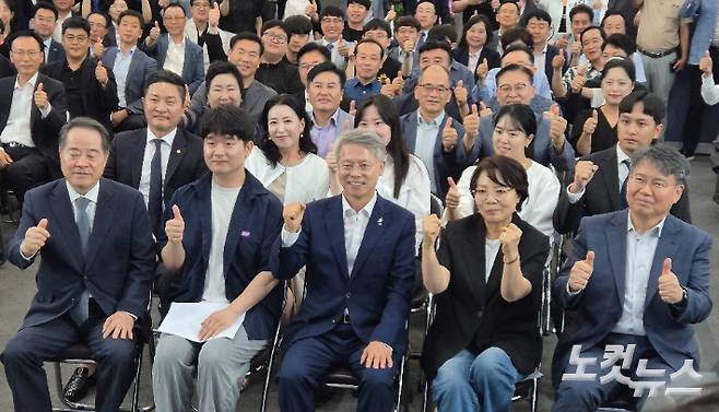 민형배 전남광주통합특별시장 당선인이 지난 4일 광주 서구 선거대책위원회에서 기자회견을 열어 대전환기획위원회 인선 결과를 발표했다. 조시영 기자