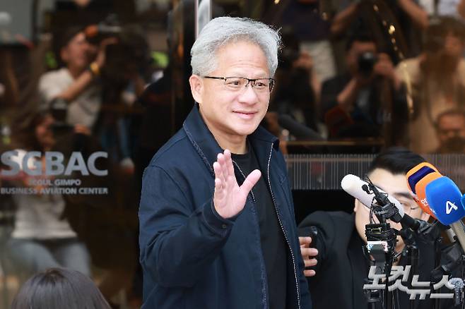 젠슨 황 엔비디아 최고경영자(CEO)가 5일 오후 서울 강서구 서울김포비즈니스항공센터를 통해 입국해 인사하고 있다. 류영주 기자
