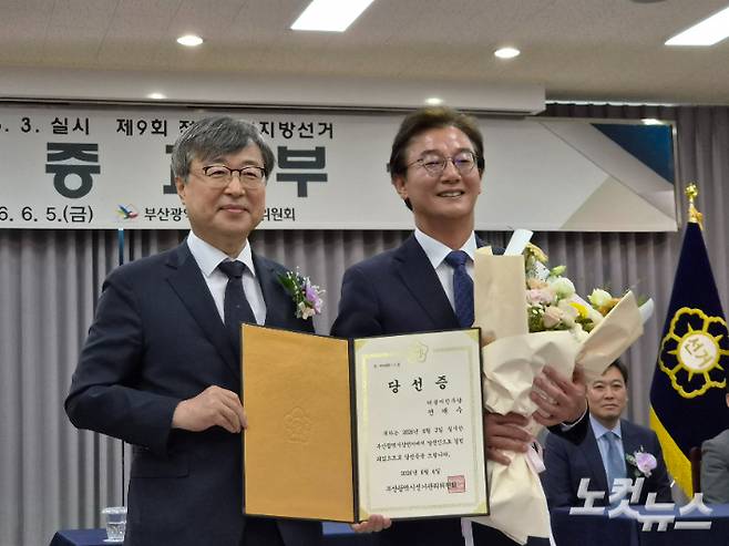 5일 부산 연제구 부산시선거관리위원회에서 열린 제9회 전국동시지방선거 당선증 교부식에 참석한 전재수 부산시장 당선인이 당선증을 받고 기념사진을 찍고 있다. 정혜린 기자