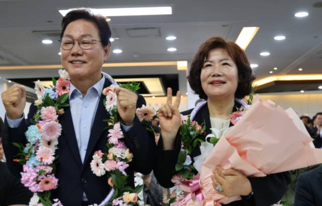 ▲박완수 국민의힘 경남도지사 당선인이 당선 세리모니를 취하고 있다. ⓒ프레시안(조민규)