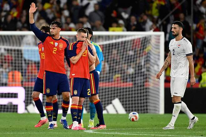 Spain's defender #02 Marc Pubill waves to fans at the end of the international friendly football match between Spain and Iraq ahead of the 2026 FIFA World Cup football tournament, at the Riazor stadium in A Coruna, northern Spain, on June 4, 2026. (Photo by Ander Gillenea / AFP)/2026-06-05 06:15:50/ <저작권자 ⓒ 1980-2026 ㈜연합뉴스. 무단 전재 재배포 금지, AI 학습 및 활용 금지>