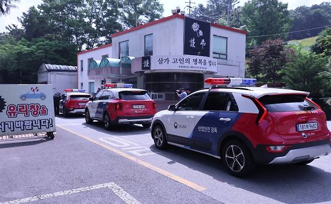 ‘7명 사상’ 한화에어로스페이스 압수수색 - 대전경찰청과 고용노동부 대전고용노동청이 폭발사고로 7명의 사상자가 발생한 한화에어로스페이스 대전사업장과 서울 본사 등에 대한 압수수색에 착수한 4일 대전 유성구 외삼동 대전사업장으로 고용노동부 차량이 들어가고 있다. 2026.6.4 연합뉴스