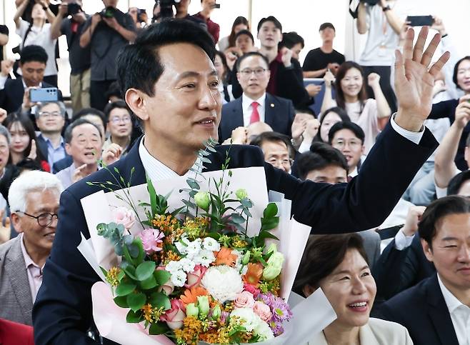 6·3 지방선거에서 당선돼 사상 첫 5선 서울시장이 된 오세훈 국민의힘 후보가 4일 서울 종로구 선거사무소에서 꽃다발을 전달받고 환호하고 있다. 2026.6.4 뉴스1