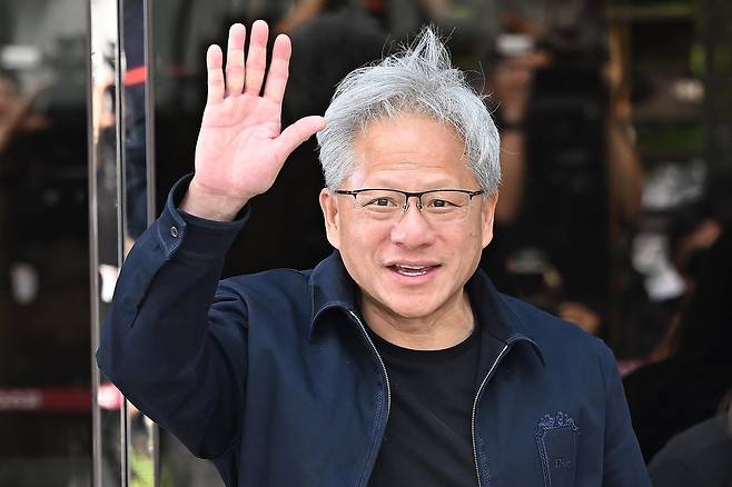 젠슨 황 엔비디아 최고경영자(CEO)가 5일 서울 강서구 서울김포비즈니스항공센터(SGBAC)를 통해 입국하고 있다. 오승현 기자