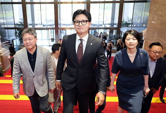 부산 북갑 국회의원 보궐선거에서 당선된 한동훈 무소속 의원이 5일 국회에서 열린 본회의에 참석하기 위해 입장하고 있다. ⓒ연합뉴스