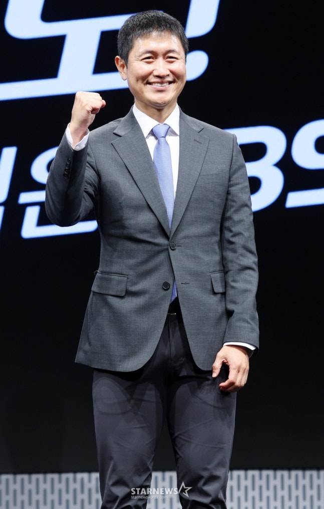 전 축구국가대표 이영표가 2일 서울 영등포구 KBS 아트홀에서 진행된 'KBS 2026 FIFA 북중미 월드컵' 제작발표회에 참석해 포즈를 취하고 있다. /2026.06.02 /사진=김휘선 기자.