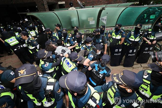 경찰, 잠실7동 2투표소 투표함 이송 위해 시위대 해산 조치 (서울=연합뉴스) 박동주 기자 = 5일 서울 송파구 잠실7동 2투표소 앞에서 경찰이 투표함 이송을 위해 이를 막아선 시위대를 해산 조치하고 있다.
이 투표소에서는 9회 전국동시지방선거 및 국회의원 재·보궐선거 투표용지 부족으로 투표 시간이 오후 10시까지 연장됐고, 투표함이 개표소로 옮겨지지 못했다. 2026.6.5 pdj6635@yna.co.kr