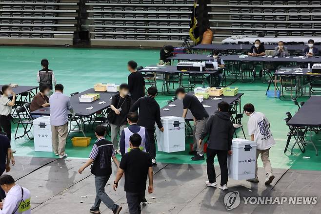개표소 도착한 잠실7동 제2투표소 투표함 (서울=연합뉴스) 이진욱 기자 = 5일 서울 송파구 잠실7동 제2투표소에서 이송된 투표함이 개표소인 올림픽공원 핸드볼경기장에 도착하고 있다. 2026.6.5 cityboy@yna.co.kr