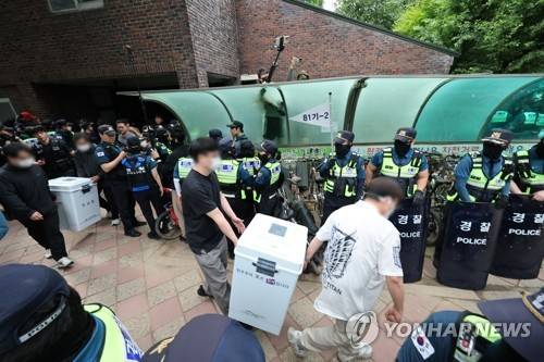 잠실7동 2투표소 투표함 이송 (서울=연합뉴스) 박동주 기자 = 5일 서울 송파구 잠실7동 2투표소에서 경찰이 시위대를 해산 조치한 뒤 투표함이 개표소로 이송되고 있다. 이 투표소에서는 9회 전국동시지방선거 및 국회의원 재·보궐선거 투표용지 부족으로 투표 시간이 오후 10시까지 연장됐고, 투표함이 개표소로 옮겨지지 못했다. 2026.6.5 pdj6635@yna.co.kr