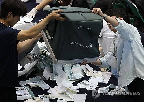 개표 작업 (서울=연합뉴스) 이지은 기자 = 6·3지방선거일인 3일 서울 관악구 서울대학교 체육관에 마련된 개표소에서 개표사무원들이 사전투표함을 개함하고 있다. 2026.6.3