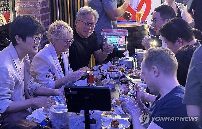 부인 로리 황과 함께 치킨집 찾은 젠슨 황 CEO (서울=연합뉴스) 강태우 기자 = 젠슨 황 엔비디아 최고경영자(CEO)와 부인 로리 황이 5일 서울 마포구 비비큐(BBQ) 홍대입구점에서 최태원 SK그룹 회장, 구광모 LG그룹 회장, 이해진 네이버 의장 등과 대화하고 있다. 2026.6.5 burning@yna.co.kr