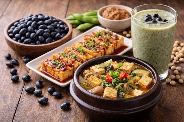 유엔식량농업기구(FAO)는 지난 60년간 전 세계 육류 소비가 급증했다고 밝혔다. 축산업은 온실가스 배출과 산림 파괴, 물 부족을 심화시키는 요인으로 지목되며, 환경단체들은 기후위기 대응을 위해 비건 채식 확대가 필요하다고 주장하고 있다. AI생성