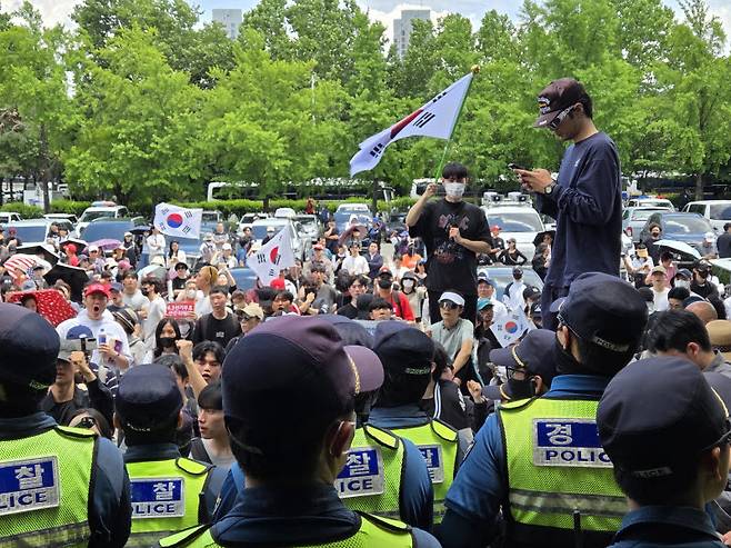 5일 오후 서울 송파구 올림픽공원 핸드볼 경기장 앞에 모인 시위대가 경찰 기동대와 대치하며 거세게 반발하고 있다.(사진=김현재 기자)