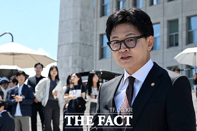 지난 1월 이른바 '당원게시판' 논란으로 국민의힘 지도부로부터 최종 '제명' 징계를 받은 뒤 "반드시 돌아오겠다"는 말을 남기고 정계를 떠났던 그가 진짜 돌아왔다. 이 사연의 주인공이자 부산 북구갑 국회의원 보궐선거에서 당선된 한동훈 무소속 의원이 5일 오후 서울 여의도 국회로 등원하며 발언하는 모습. /남용희 기자