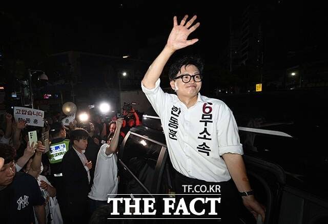 한동훈 무소속 부산 북구갑 국회의원 재보궐선거 당선인이 지난 4일 오전 당선을 축하하기 위해 모인 지지자들을 향해 손을 흔드는 모습. /박상민 기자