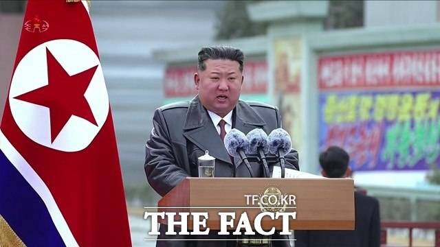 북한 대외매체 조선중앙통신은 "김 위원장이 지난 3일 새로 조업한 핵물질 생산공장을 현지지도했다"고 4일 보도했다. 사진은 김정은 북한 국무위원장이 지난 3월 1일 상원세멘트연합기업소를 방문한 김 위원장 모습. /뉴시스, 조선중앙TV 갈무리