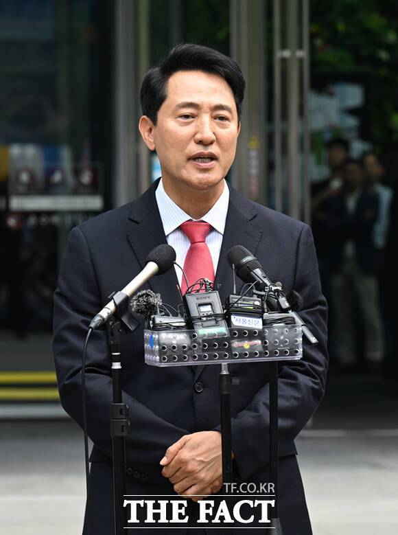 제9회 전국동시지방선거에서 서울시장으로 당선된 오세훈 국민의힘 후보가 4일 오전 업무 복귀를 위해 서울시청으로 출근하며 소감을 밝히고 있다. /이새롬 기자