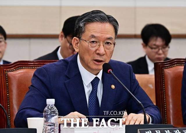 정성호 법무부 장관이 6일 오전 서울 여의도 국회에서 열린 법제사법위원회 전체회의에 출석해 질의에 답변을 하고 있다. /국회=배정한 기자