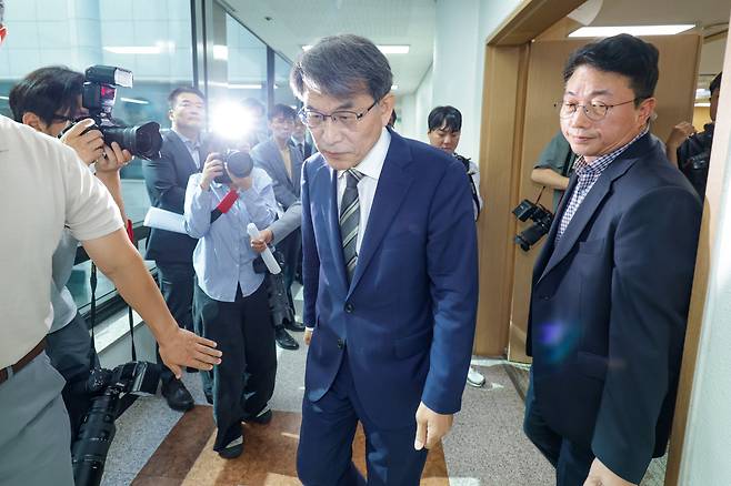 5일 경기도 과천 중앙선거관리위원회에서 노태악 중앙선관위원장이 투표용지 부족 사태와 관련 대국민 사과 기자회견을 마친 뒤 이동하고 있다. /장련성 기자