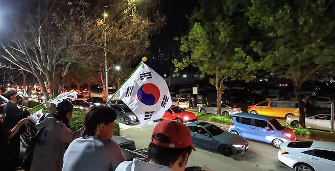 6일 새벽 서울 송파구 올림픽공원 입구에 차량들의 행렬이 이어지고 있다. / 고운호 기자